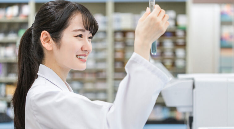 薬学部はいくらかかる？【国公立・私立】薬学部の６年間の学費と進路