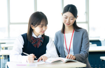 第一志望合格率は「塾なし」に軍配。難関大合格率では「塾あり」が圧勝。大学生の保護者1049名調査、逆説的な結果をレポート