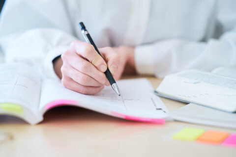 塾なし高校受験の勉強法とは？8割超が「学校教材」と「市販教材」で高校受験対策を実施していたことが判明。