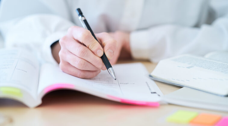 塾なし高校受験の勉強法とは？8割超が「学校教材」と「市販教材」で高校受験対策を実施していたことが判明。