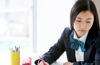 「塾通いは当たり前」は幻想だった！高校受験生の約4割が塾・家庭教師を「利用しない」と回答。経済的背景か、それとも教育の新たな潮流か。