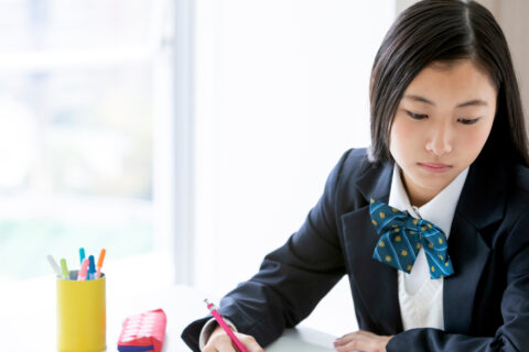 「塾通いは当たり前」は幻想だった！高校受験生の約4割が塾・家庭教師を「利用しない」と回答。経済的背景か、それとも教育の新たな潮流か。