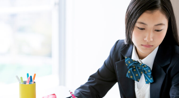 「塾通いは当たり前」は幻想だった！高校受験生の約4割が塾・家庭教師を「利用しない」と回答。経済的背景か、それとも教育の新たな潮流か。