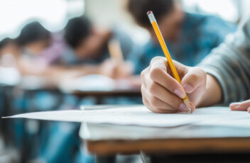 【大学生の保護者1,332名に調査】大学入試の常識はもう古い!?主流だったはずの「一般選抜」が年々減少し、学力だけではない「総合型選抜」が4年間で1.5倍に急増!Z世代の大学受験に地殻変動か