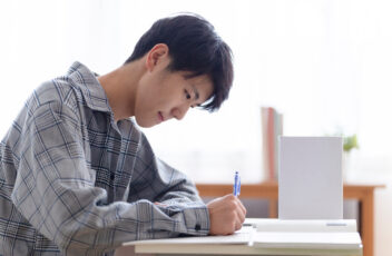 【大学生の保護者1,332名調査】大学受験「塾なし」が過半数(53.3%)の新常識。入試多様化で対策は「専門特化」へ、推薦・総合型は「個別指導」が主流に