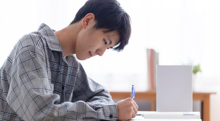 【大学生の保護者1,332名調査】大学受験「塾なし」が過半数(53.3%)の新常識。入試多様化で対策は「専門特化」へ、推薦・総合型は「個別指導」が主流に