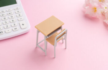 【大学受験費用実態】保護者の7割以上が塾・予備校の月謝に「高い」と悲鳴！理想の月謝「月3万円未満」が過半数を超えるも、現実との1万円以上のギャップが家計を圧迫するリアル