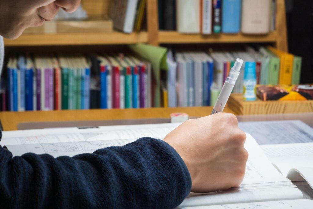 総合型選抜準備の勉強中の学生