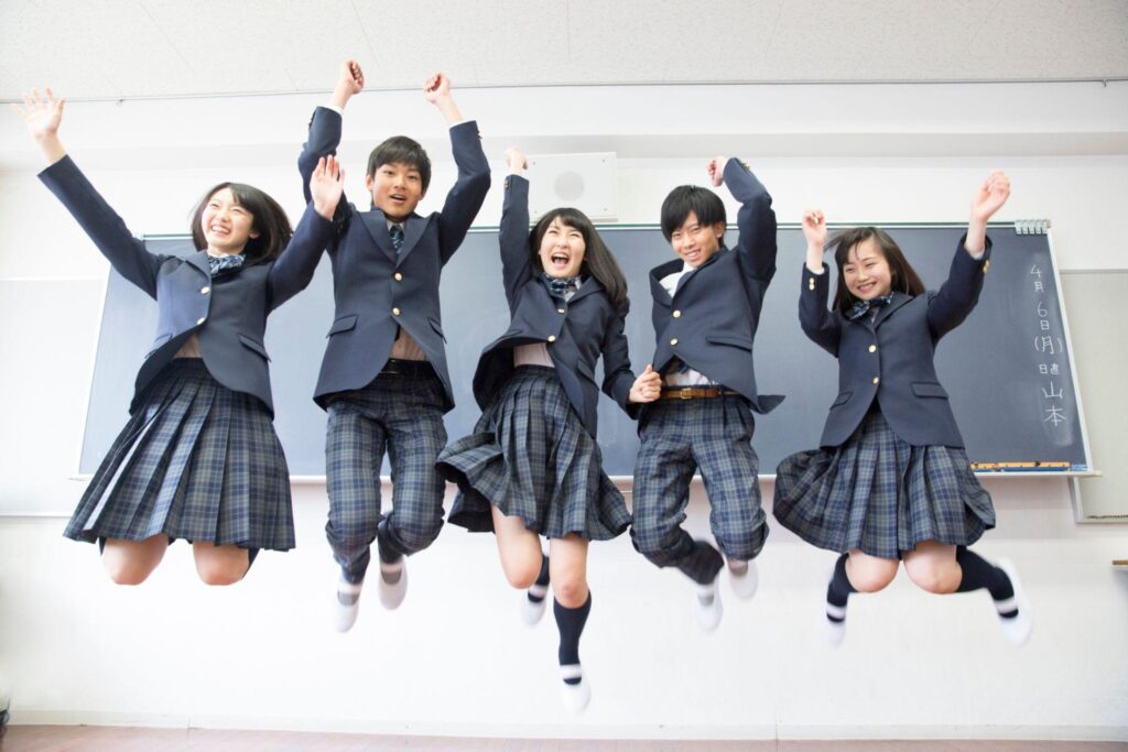 高校受験で志望校に合格して喜ぶ中学生たち
