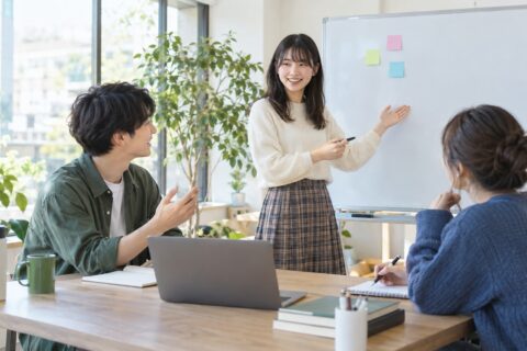 ゼミで事業のアイデアを話し合う大学生のイメージ